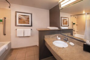 Ensemble douche/baignoire, articles de toilette gratuits, sèche-cheveux