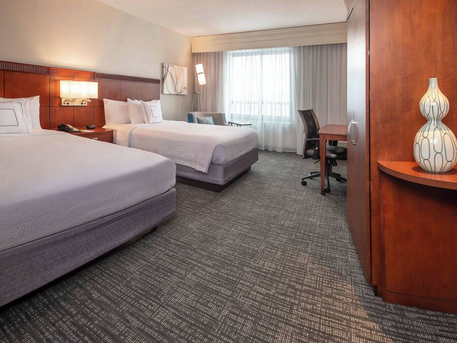 Una scrivania, tende oscuranti, ferro/asse da stiro