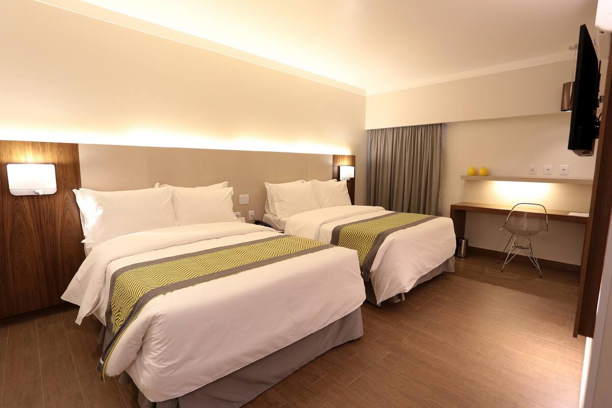 Minibar, caixa forta a l'habitació, escriptori i cortines opaques