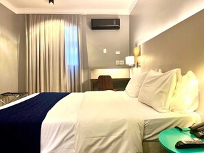 Minibar, in-room safe, desk, blackout drapes - Oasis Plaza (Ribeirão Preto)