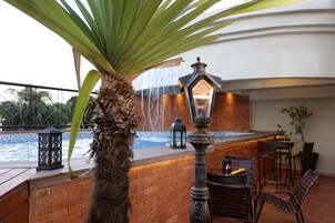 Piscina externa, barracas de cortesia, espreguiçadeiras