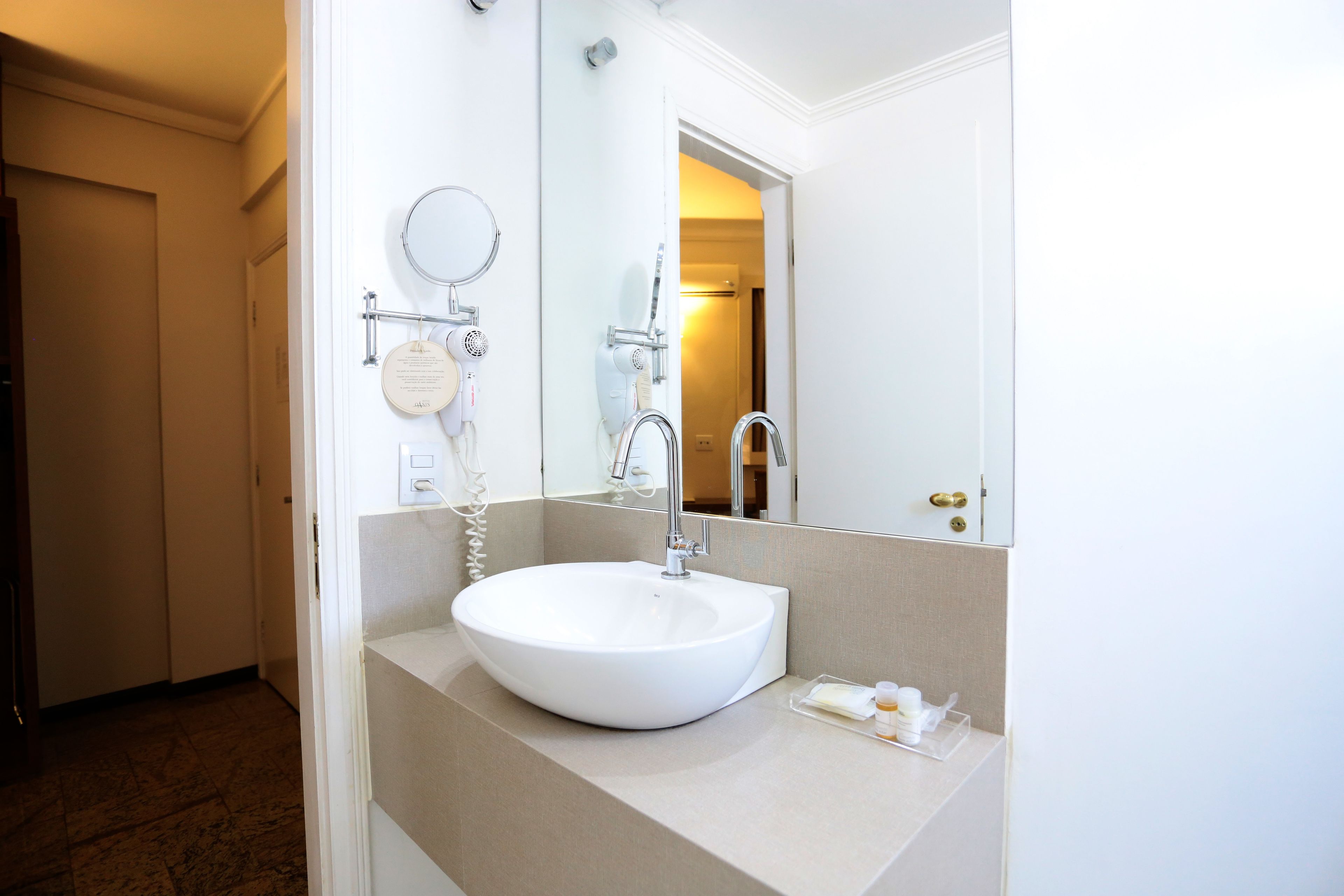 shower, rainfall showerhead, free toiletries, hair dryer