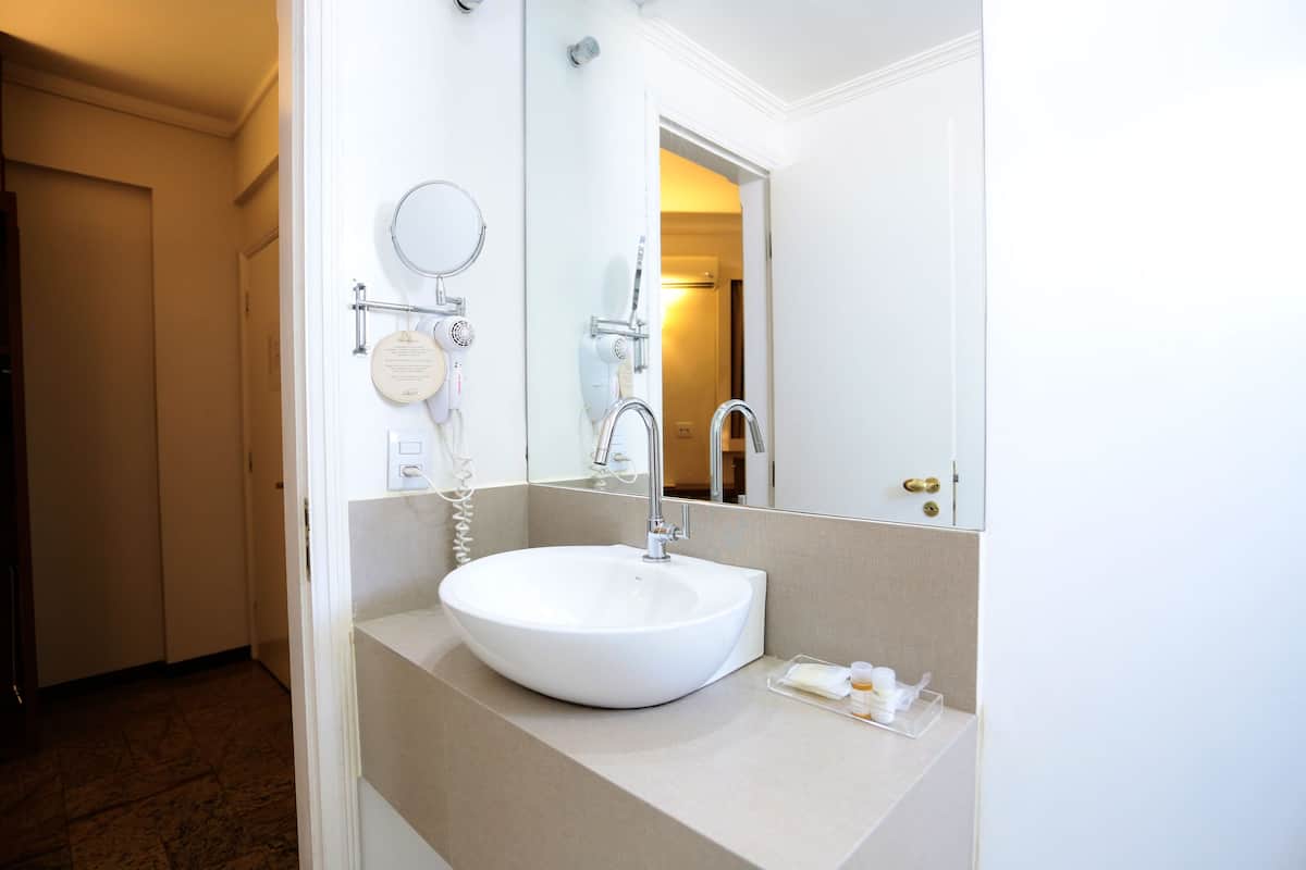 shower, rainfall showerhead, free toiletries, hair dryer