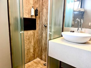 Articles de toilette gratuits, serviettes fournies, savon, shampoing