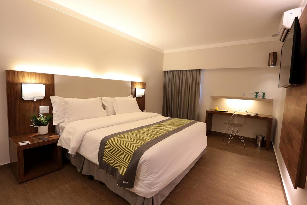 Minibar, caixa forta a l'habitació, escriptori i cortines opaques
