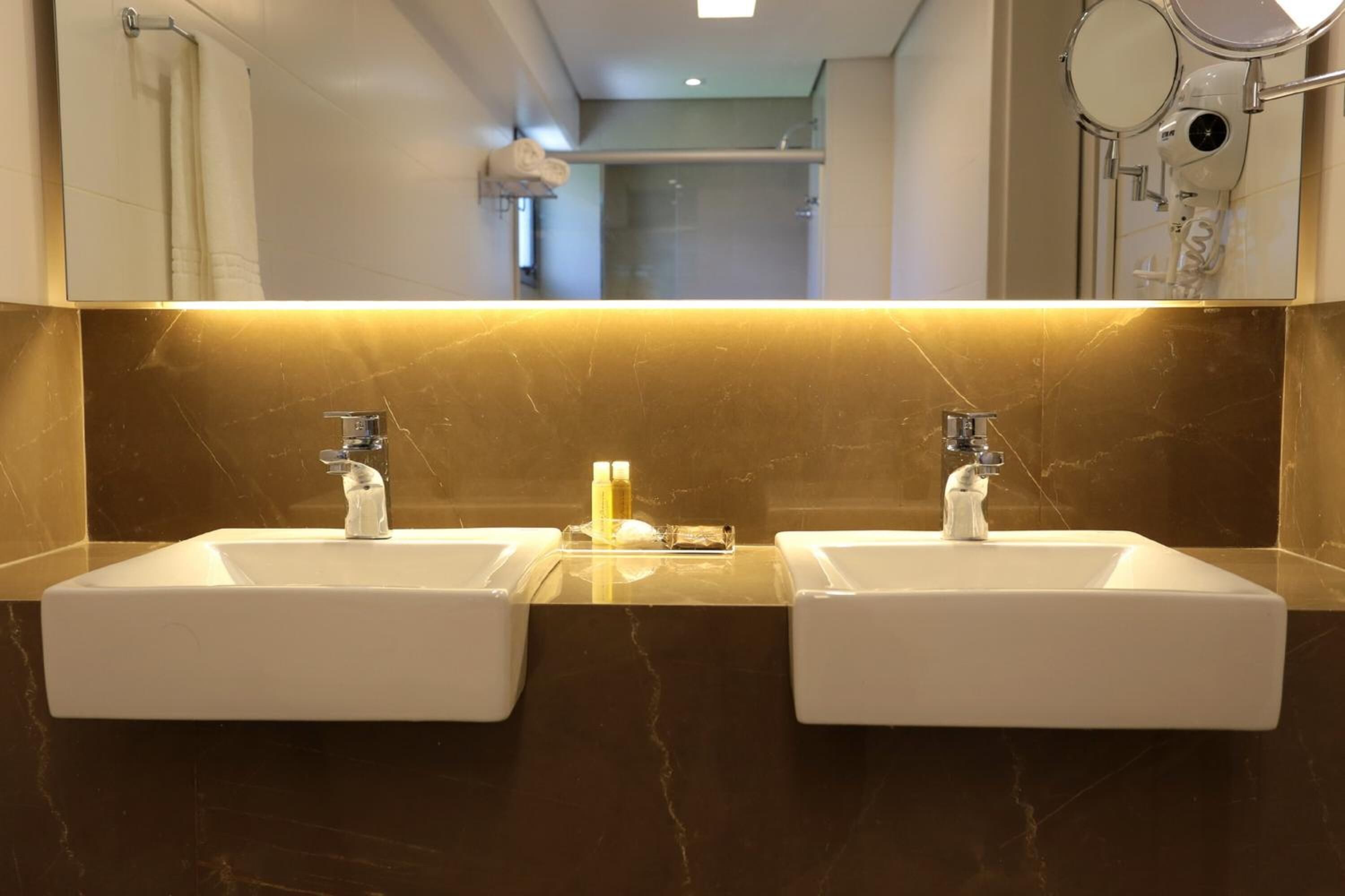 shower, rainfall showerhead, free toiletries, hair dryer