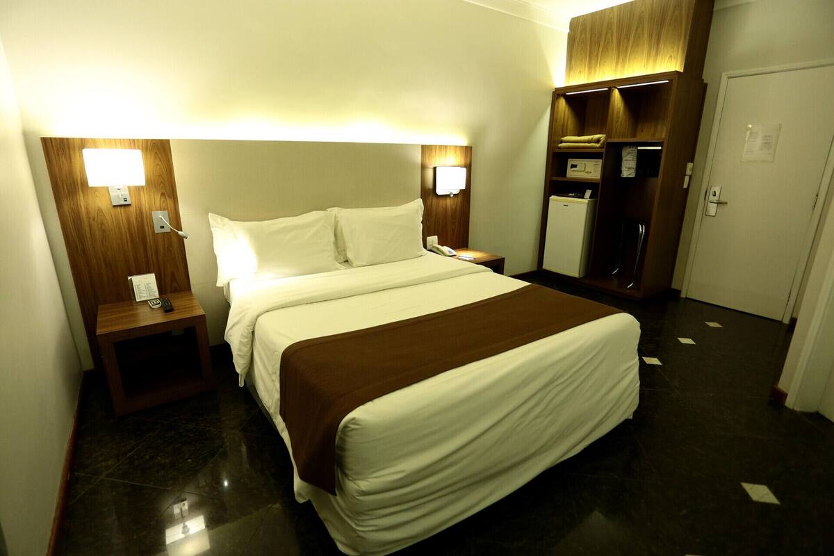 Minibar, caixa forta a l'habitació, escriptori i cortines opaques