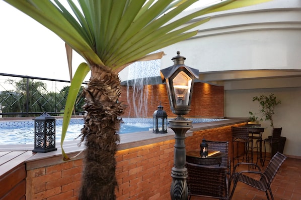 Outdoor pool, sun loungers - Oasis Plaza (Ribeirão Preto)