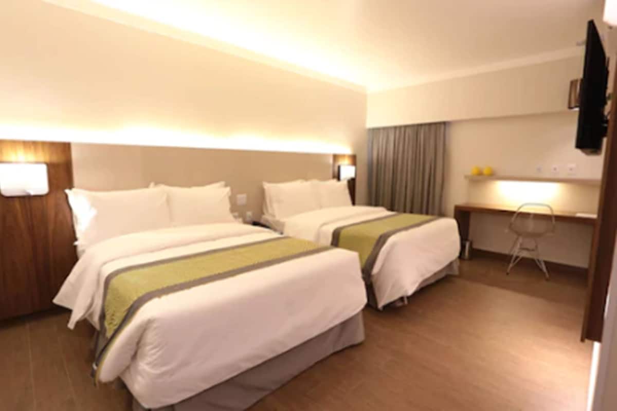 Prime 2 camas de casal | Een minibar, een kluis op de kamer, een bureau, verduisterende gordijnen