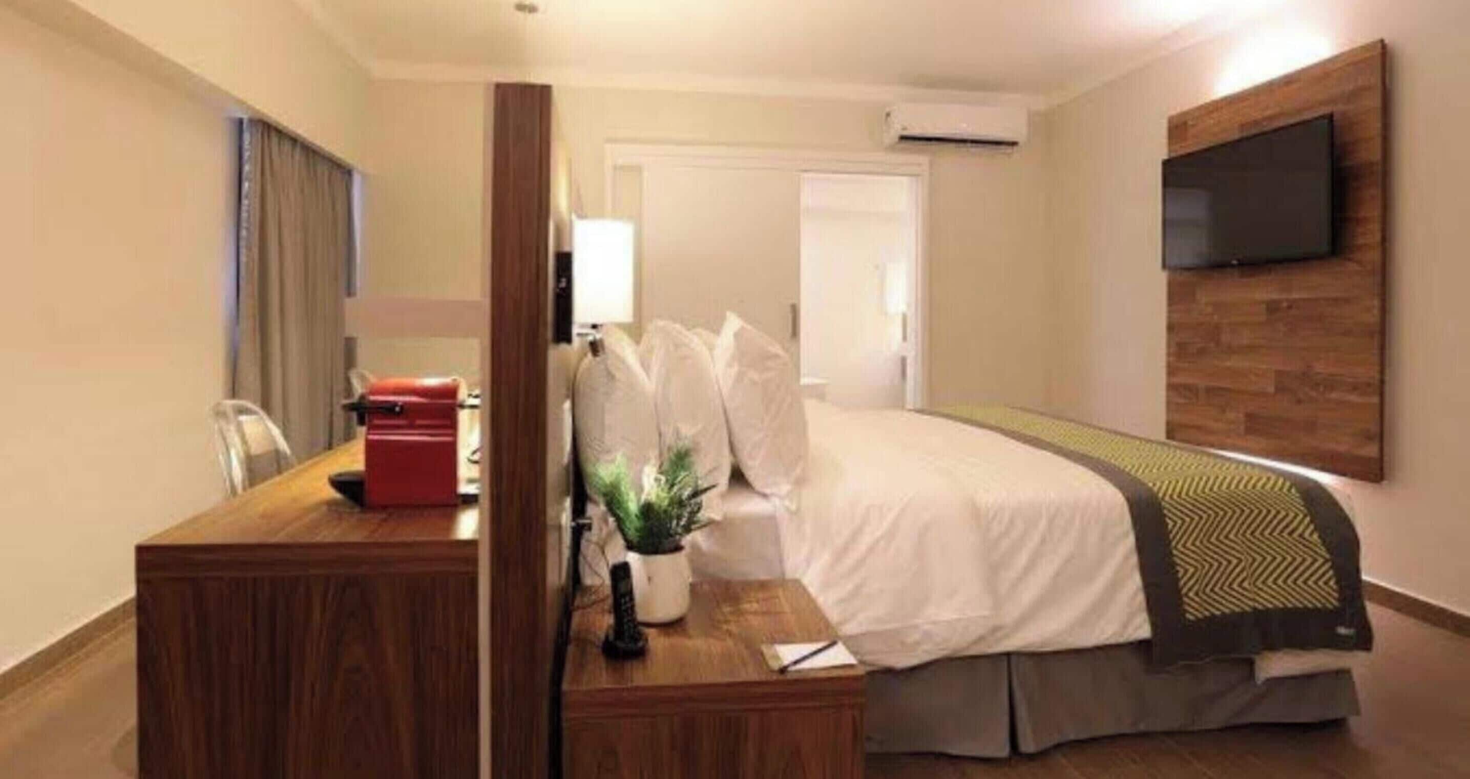 Suite Classique, 1 très grand lit | Minibar, coffres-forts dans les chambres, bureau, rideaux occultants