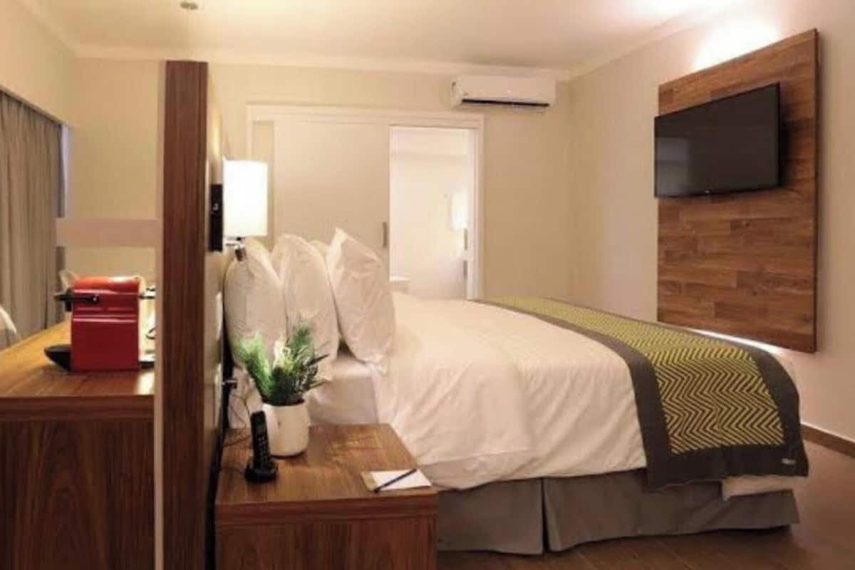 Suite clásica, 1 cama King size | Minibar, caja de seguridad en la habitación y escritorio