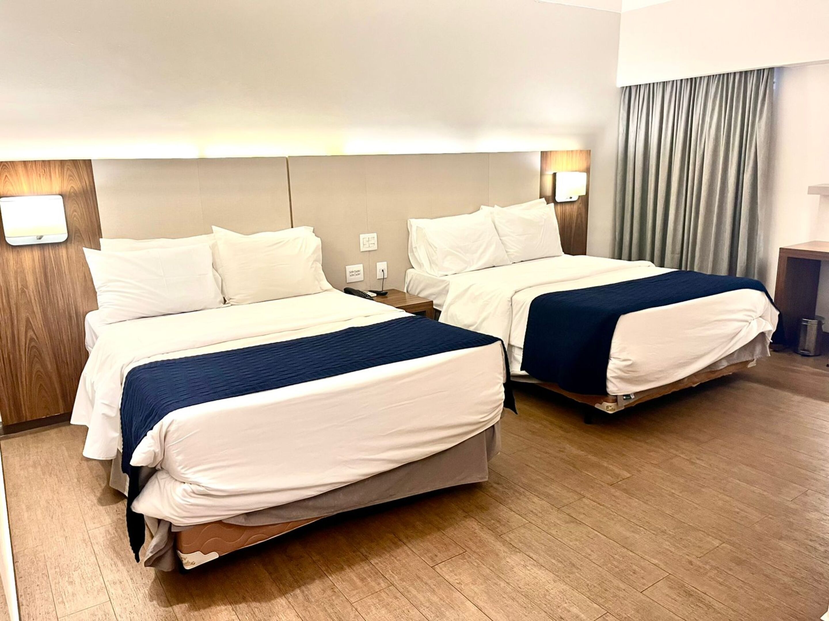Prime 2 camas de casal | Minibar, in-room safe, desk, blackout drapes