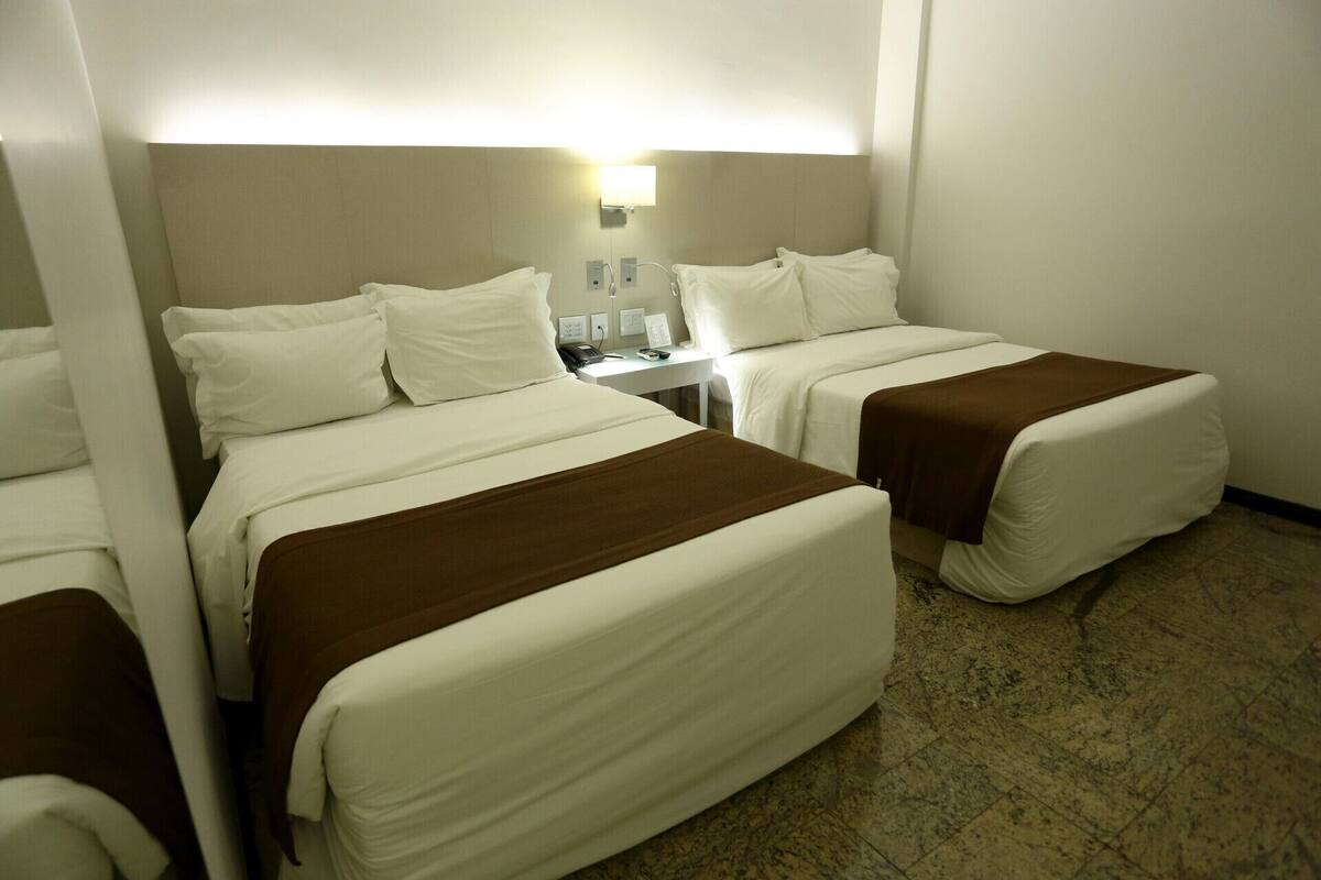 Minibar, caixa forta a l'habitació, escriptori i cortines opaques