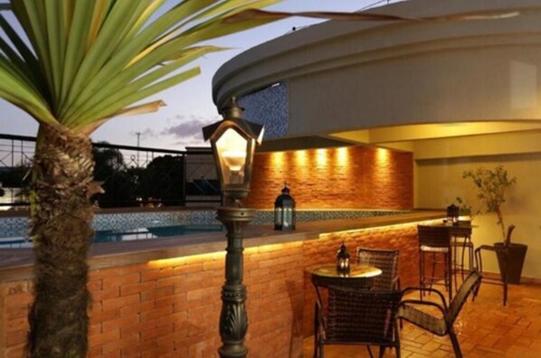 Utomhuspool, gratis cabanor och solstolar