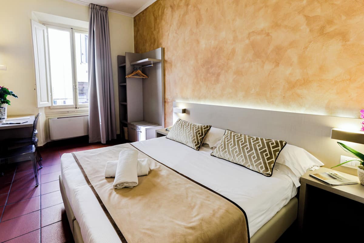 Habitación estándar con 1 cama matrimonial o 2 individuales | Ropa de cama de alta calidad, edredón y minibar