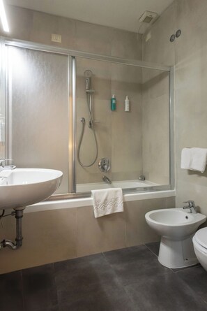 Phòng đôi hoặc 2 giường đơn Tiêu chuẩn | Phòng tắm | Đồ dùng nhà tắm thân thiện với môi trường, máy sấy tóc 