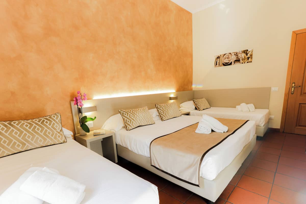 Habitación cuádruple | Ropa de cama de alta calidad, edredón y minibar