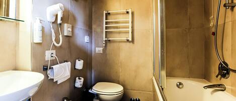 Ein Badezimmer mit Waschbecken, Toilette und Badewanne.