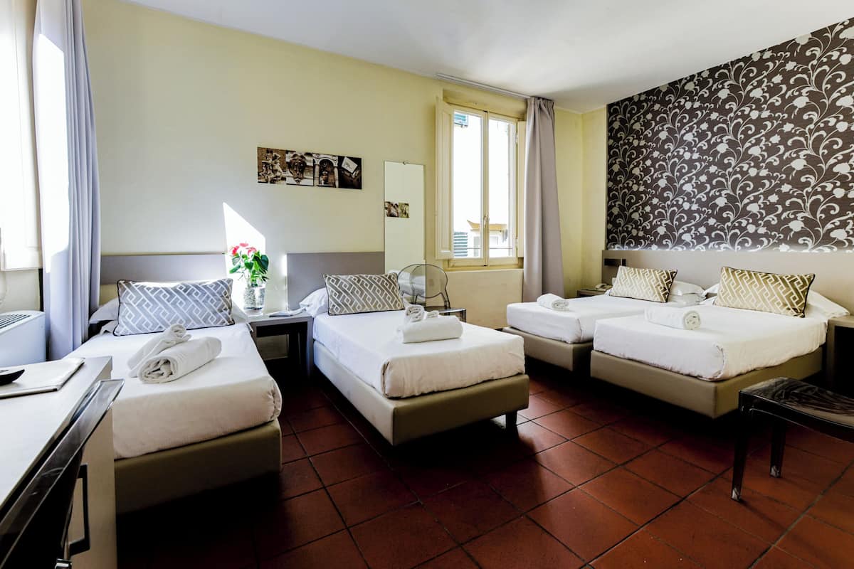 Chambre quadruple supérieure | Literie de qualité, couette en duvet, coffre-fort, bureau
