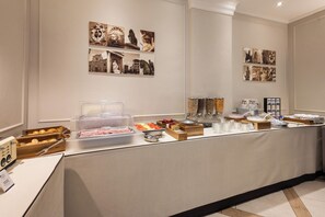 Se ofrece un desayuno bufé todos los días (por un coste adicional)