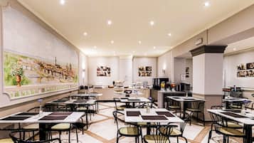 Tägliches Frühstücksbuffet (15 EUR pro Person)