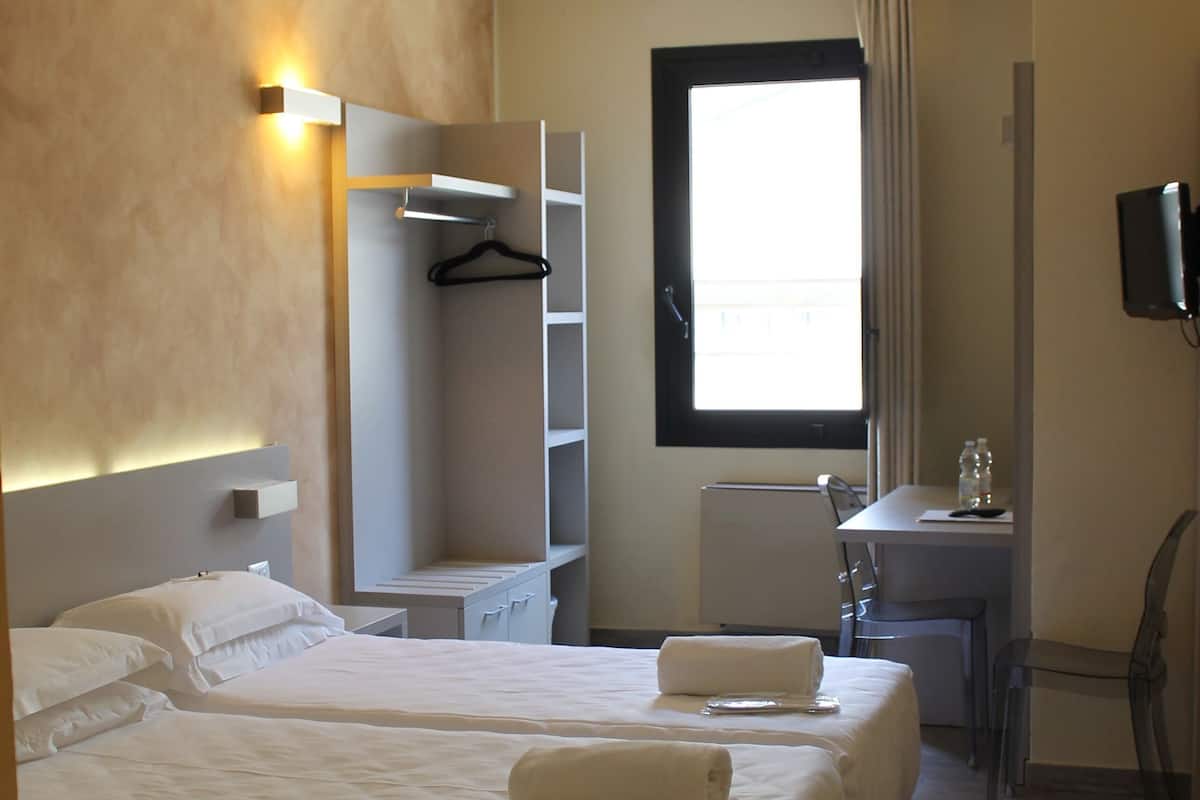 أغطية فراش متميزة وألحفة محشوة بالريش وميني بار وخزنة داخل الغرفة