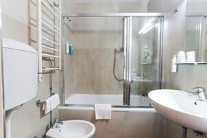 Superior Triple Room | Bathroom