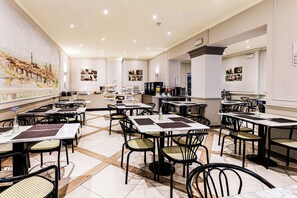 Bữa sáng buffet hàng ngày (15 EUR/mỗi người) 