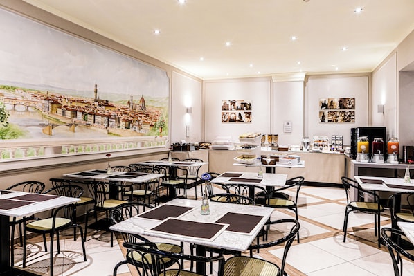 Se ofrece un desayuno bufé (15 EUR por persona)