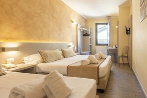 Habitación triple superior | Ropa de cama de alta calidad, edredones de plumas, caja fuerte