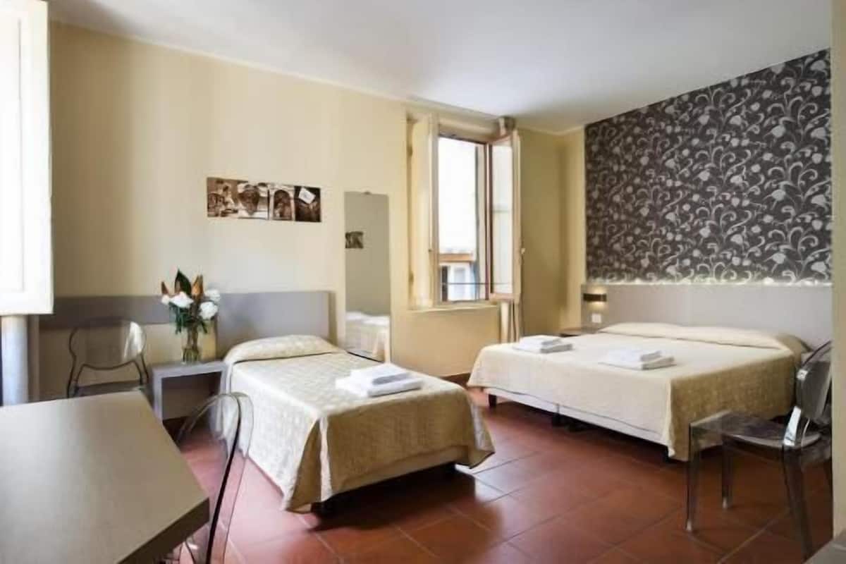 أغطية فراش متميزة وألحفة محشوة بالريش وميني بار وخزنة داخل الغرفة