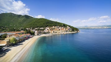 Beach nearby, white sand, sun-loungers, beach umbrellas