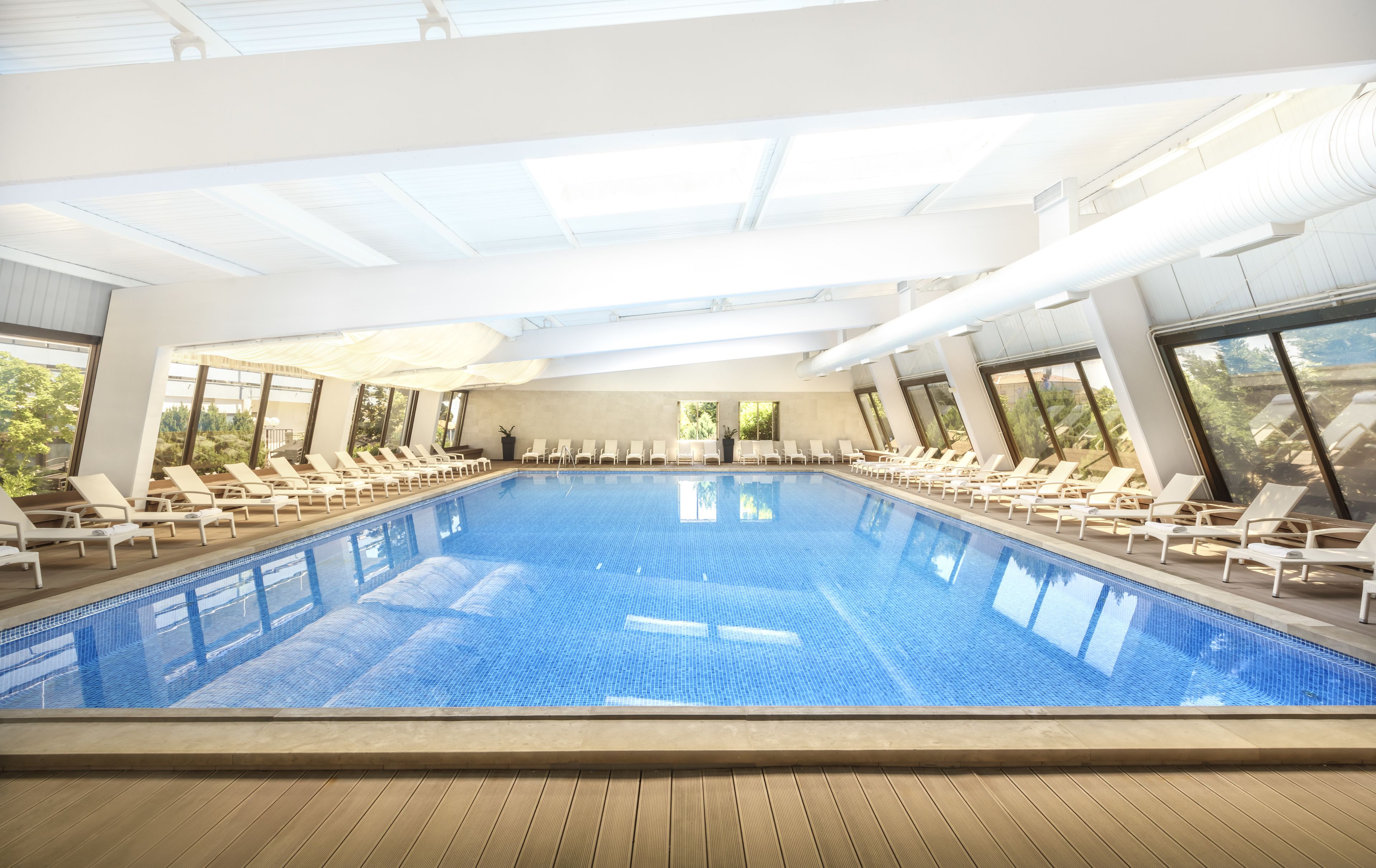 Alberca techada y alberca al aire libre por temporada