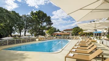 Innenpool, AuĂenpool (je nach Saison geöffnet), Sonnenschirme