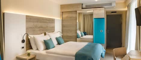 Une chambre d’hôtel moderne avec un grand lit, des tables de chevet, un bureau et un téléviseur.