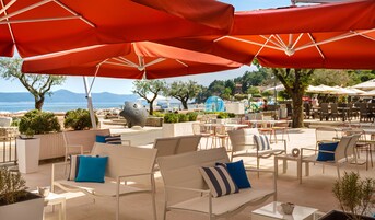 Serviço de jantar, culinária mediterrânea, vistas para a praia 