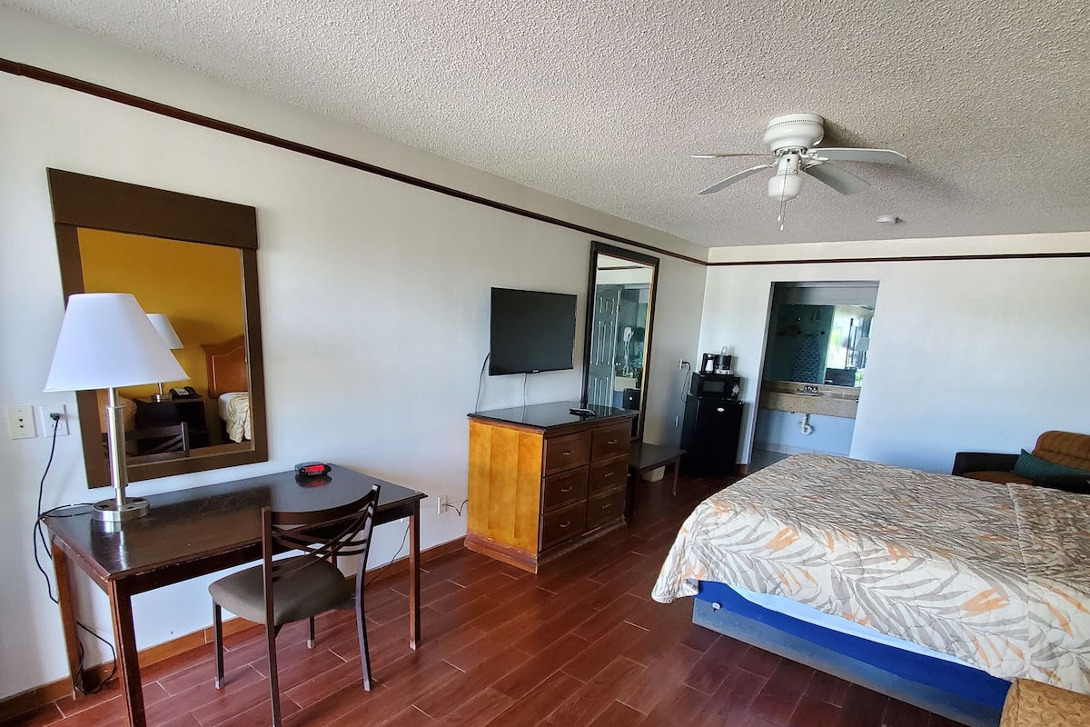 Standard Room, 1 Queen Bed, Non Smoking | Hypo-allergenic bedding, desk, blackout drapes, iron/ironing board