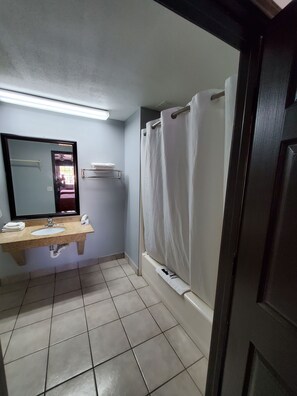 Bathroom - Deluxe Inn & Suites (Raymondville)