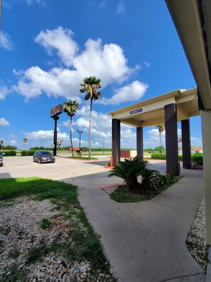 Exterior - Deluxe Inn & Suites (Raymondville)