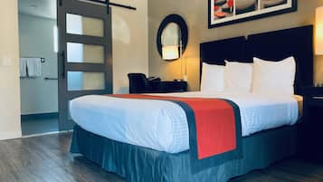 Phòng Tiêu chuẩn | Bàn, khu vực làm việc phù hợp cho laptop, màn/rèm cản sáng