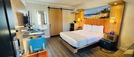 Rom – standard | Skrivebord, skrivebord for bærbar PC og blendingsgardiner