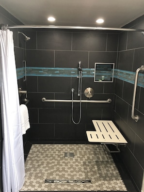 1 Queen Bed Accessible | Bathroom | Shower, free toiletries, hair dryer, towels