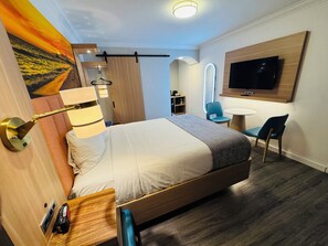 Enkeltrom – deluxe, 1 queensize-seng, ikke-røyk, kjøleskap og mikrobølgeovn | Skrivebord, skrivebord for bærbar PC og blendingsgardiner