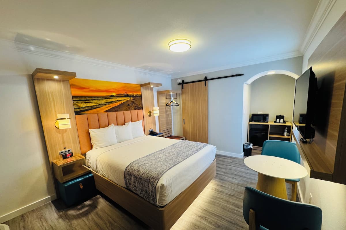 Habitación individual Deluxe, 1 cama Queen size, para no fumadores, refrigerador y microondas | Escritorio, espacio para trabajar con laptop y cortinas blackout