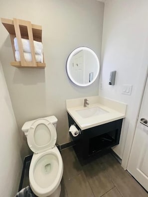 Chambre Simple Deluxe, 1 grand lit, non-fumeurs, réfrigérateur et four à micro-ondes | Salle de bain | Articles de toilette gratuits, sÚche-cheveux, serviettes fournies, savon