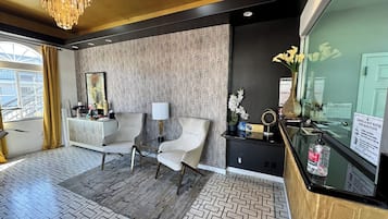 Coin salon dans le hall