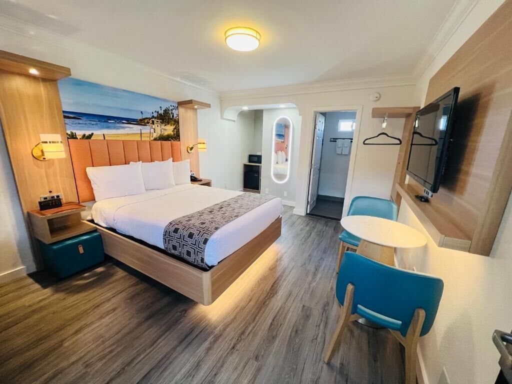 Enkeltrom – deluxe, 1 queensize-seng, ikke-røyk, kjøleskap og mikrobølgeovn | Skrivebord, skrivebord for bærbar PC og blendingsgardiner