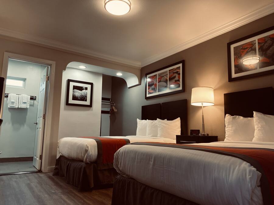 Escritorio, espacio para trabajar con laptop y cortinas blackout