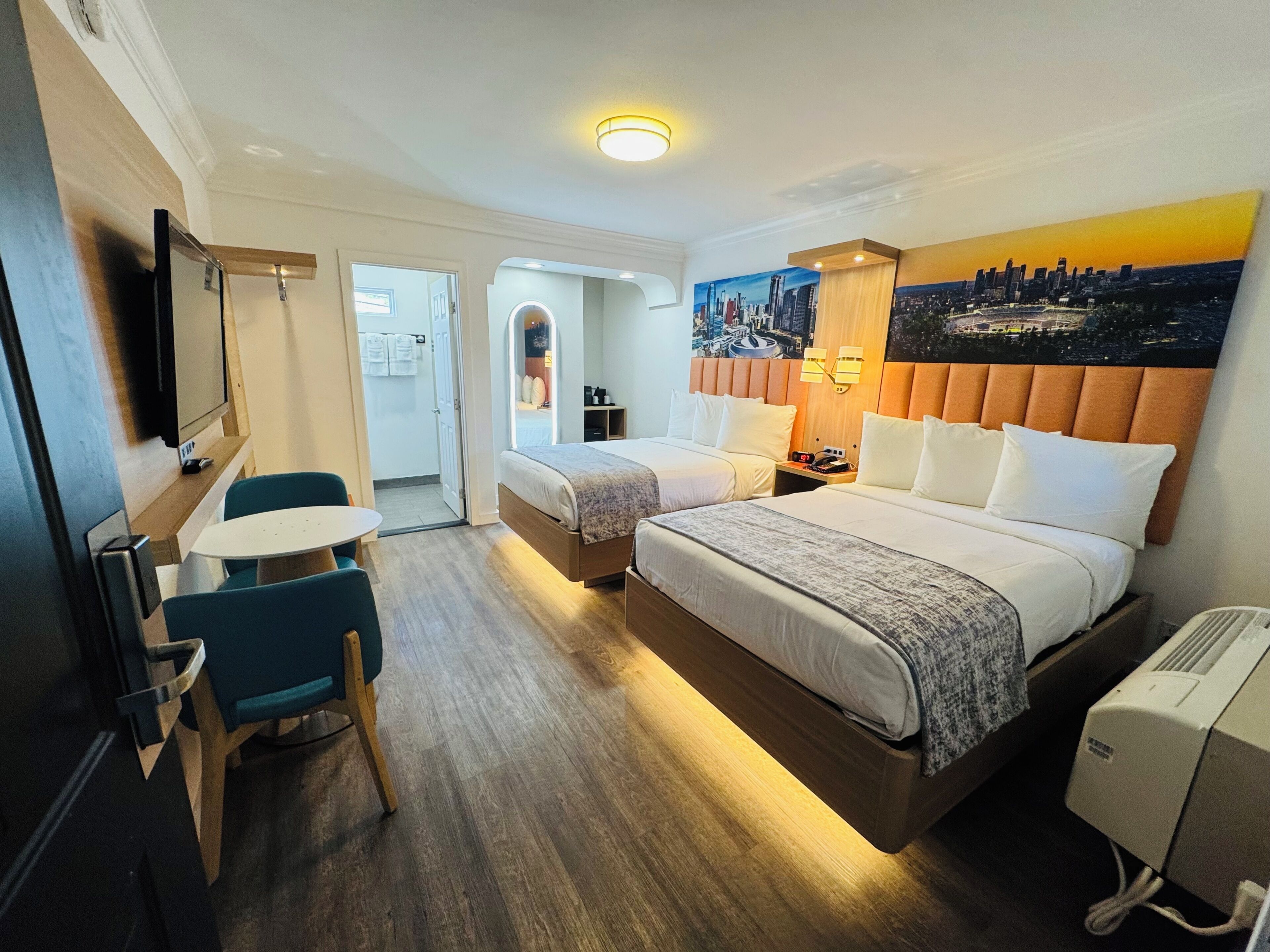 Habitación doble Deluxe | Escritorio, espacio para trabajar con laptop y cortinas blackout 