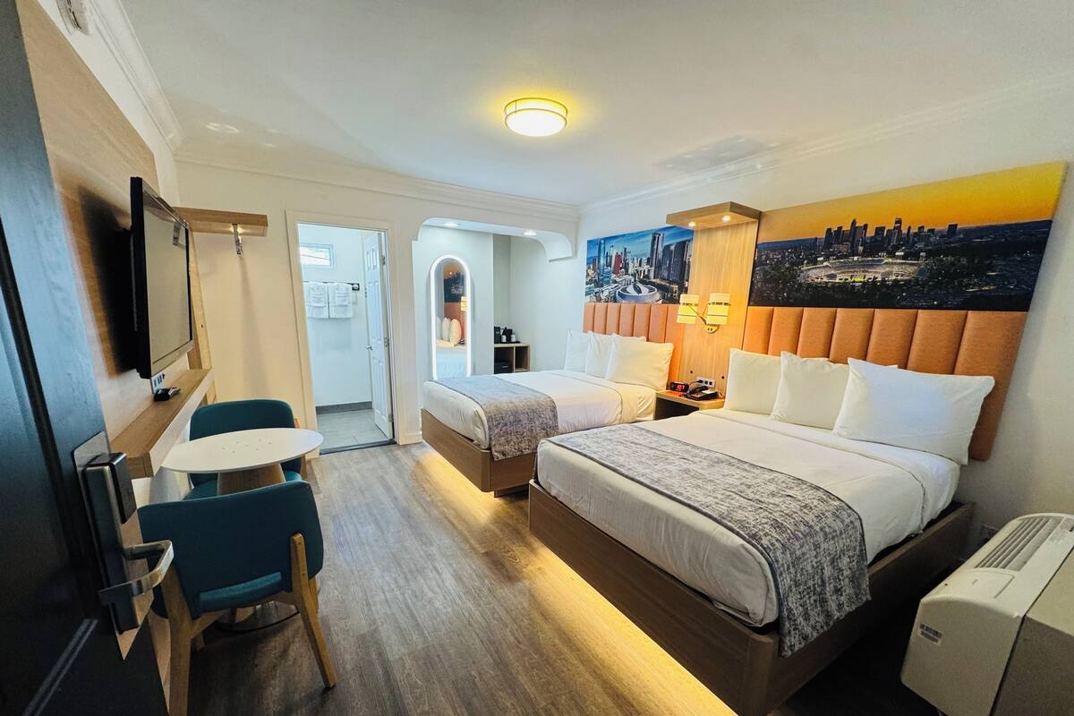 Habitación doble Deluxe | Escritorio, espacio para trabajar con laptop y cortinas blackout